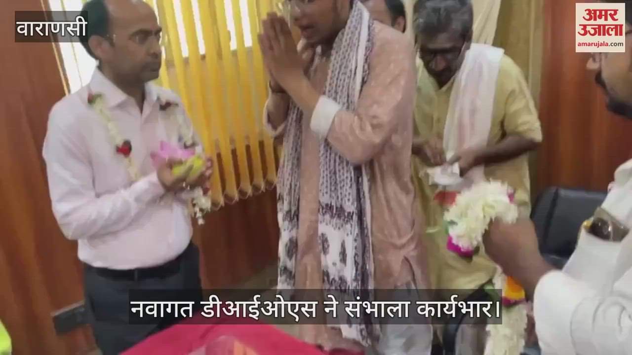Sanskrit teachers welcomed the newly arrived DIOS in Varanasi