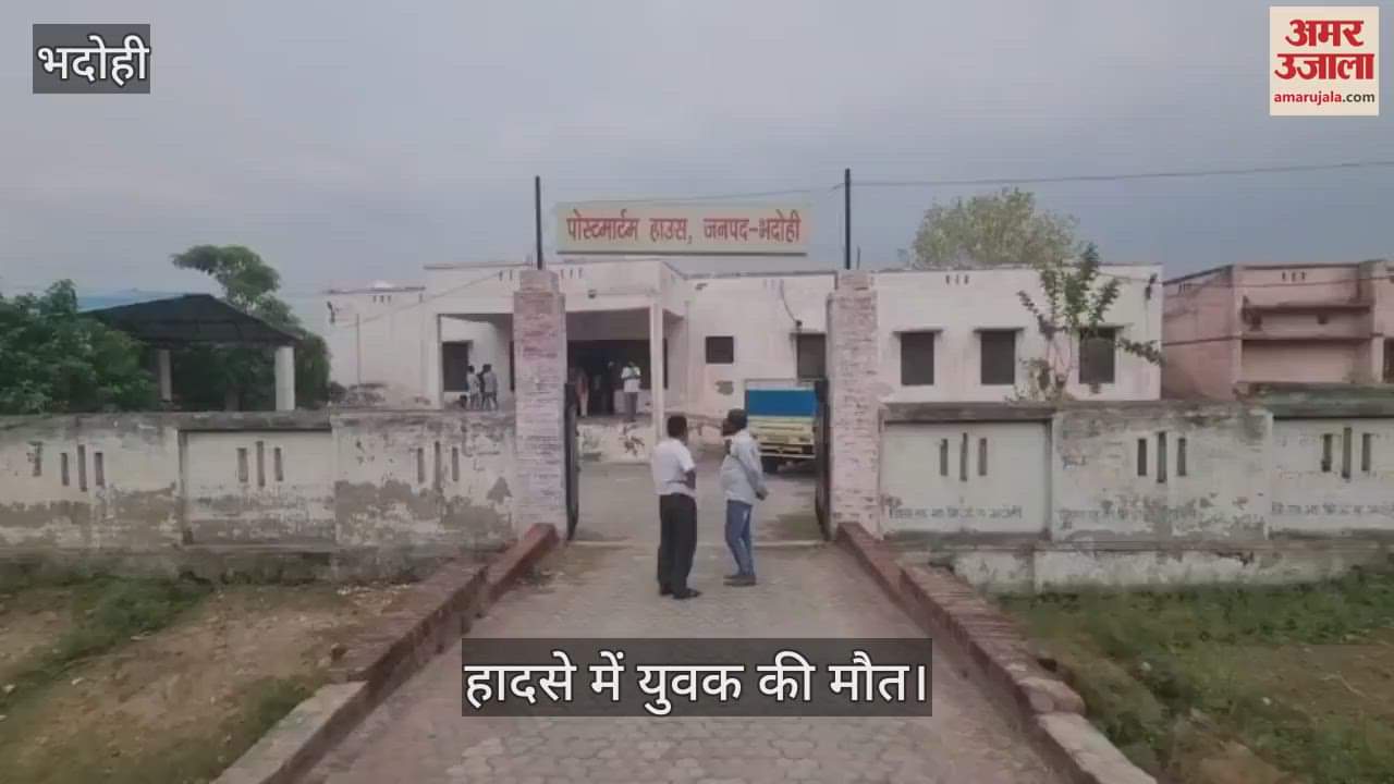 young man died after goods fell from truck on Varanasi Prayagraj highway in bhadohi