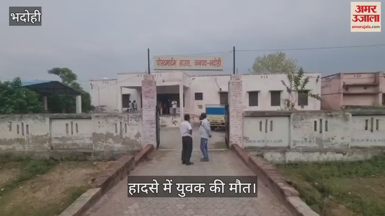 young man died after goods fell from truck on Varanasi Prayagraj highway in bhadohi
