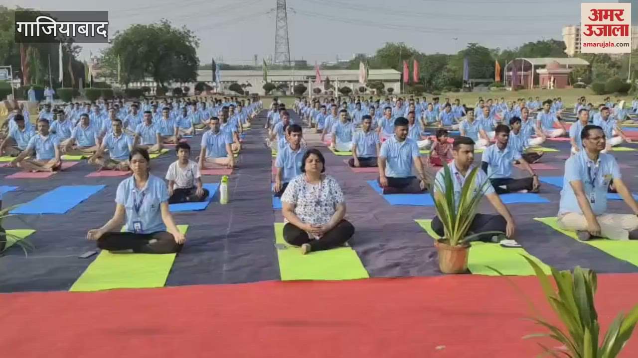 CISF and SBI officers did yoga with their families