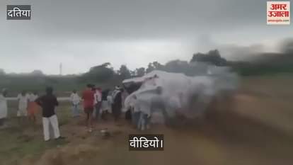 The pyre kept getting wet…the last rites were performed under the tarpaulin