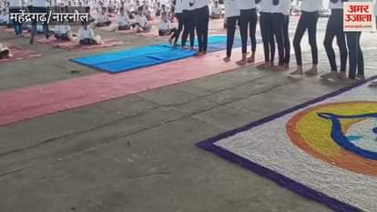District level Yoga Day program was organized in the new grain market of Narnaul