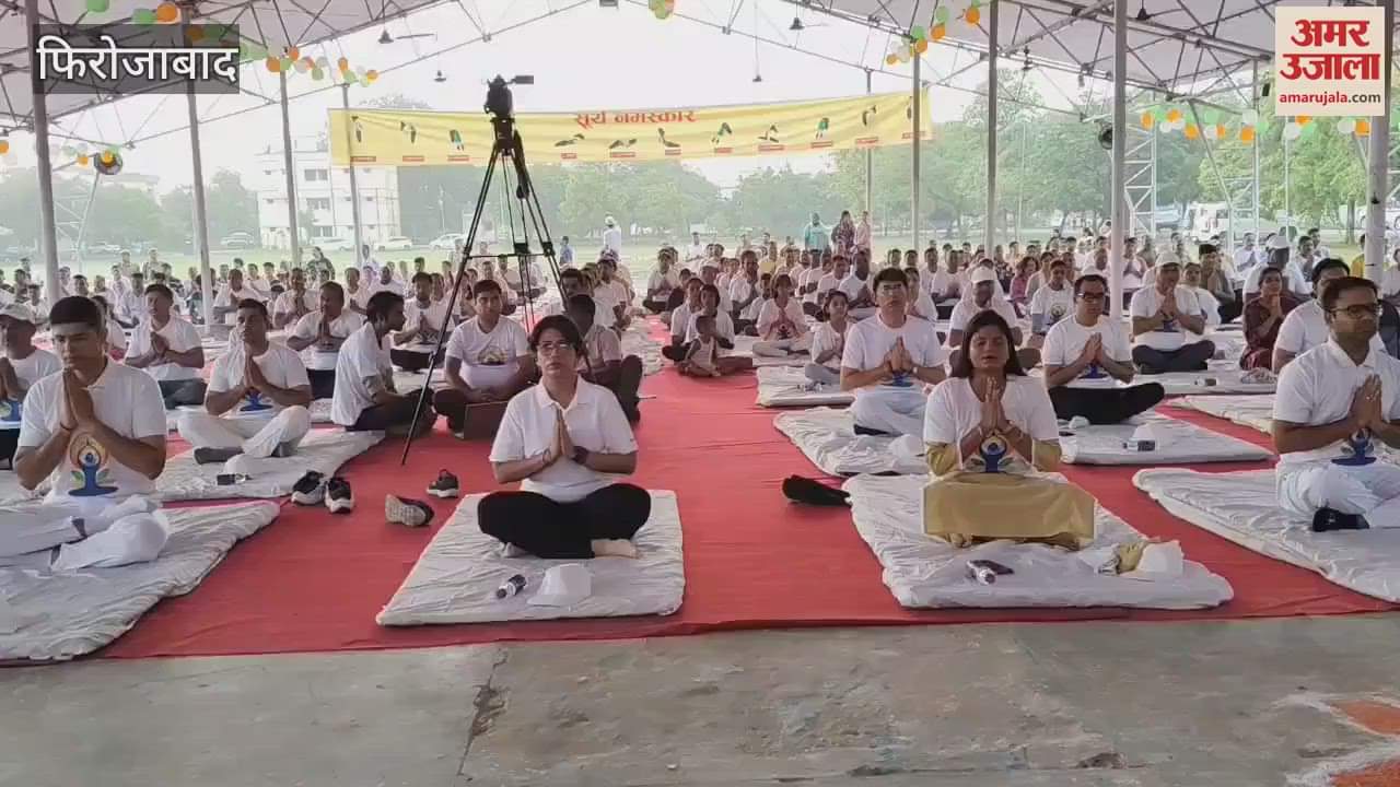 Officers and employees doing yoga in Firozabad Police Line, city MLA also arrived
