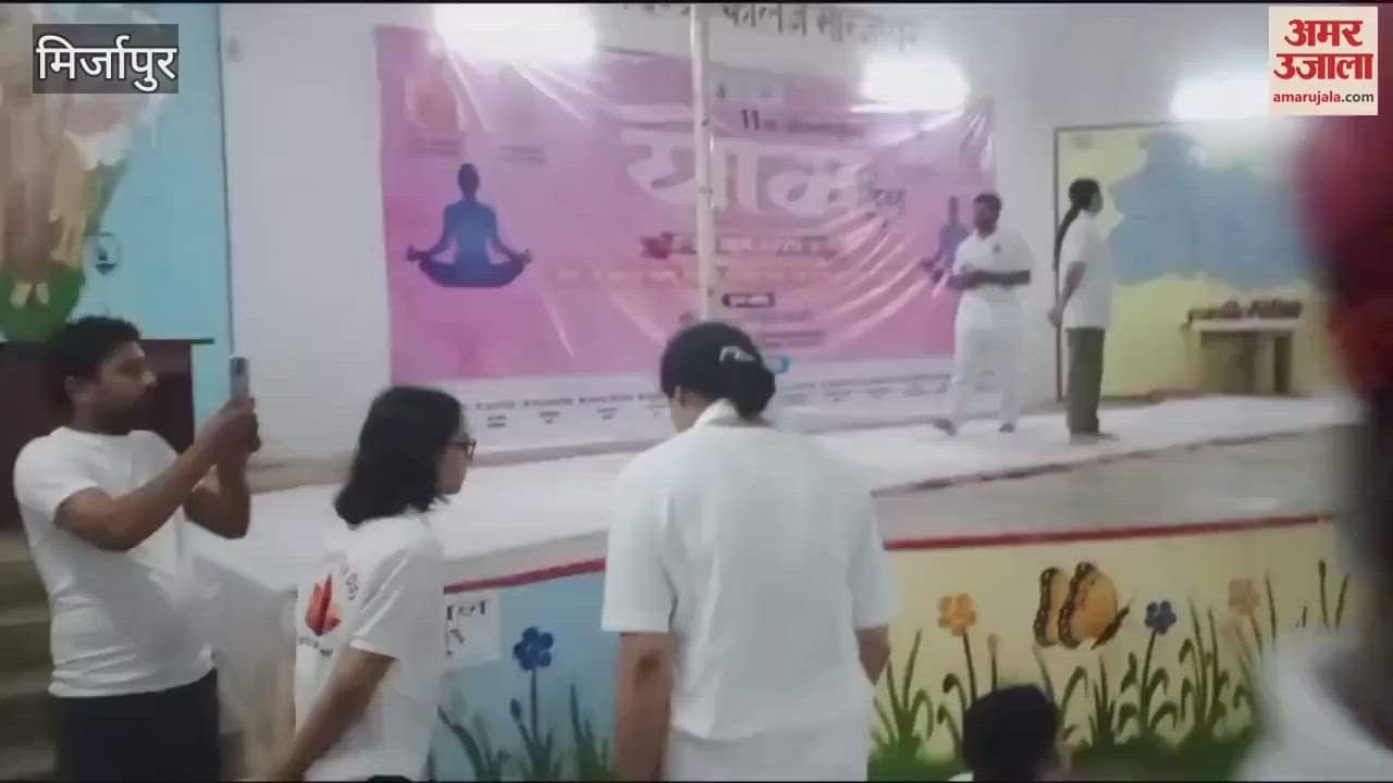 Officers took a pledge to lead healthy life by practicing yoga and pranayama in Mirzapur