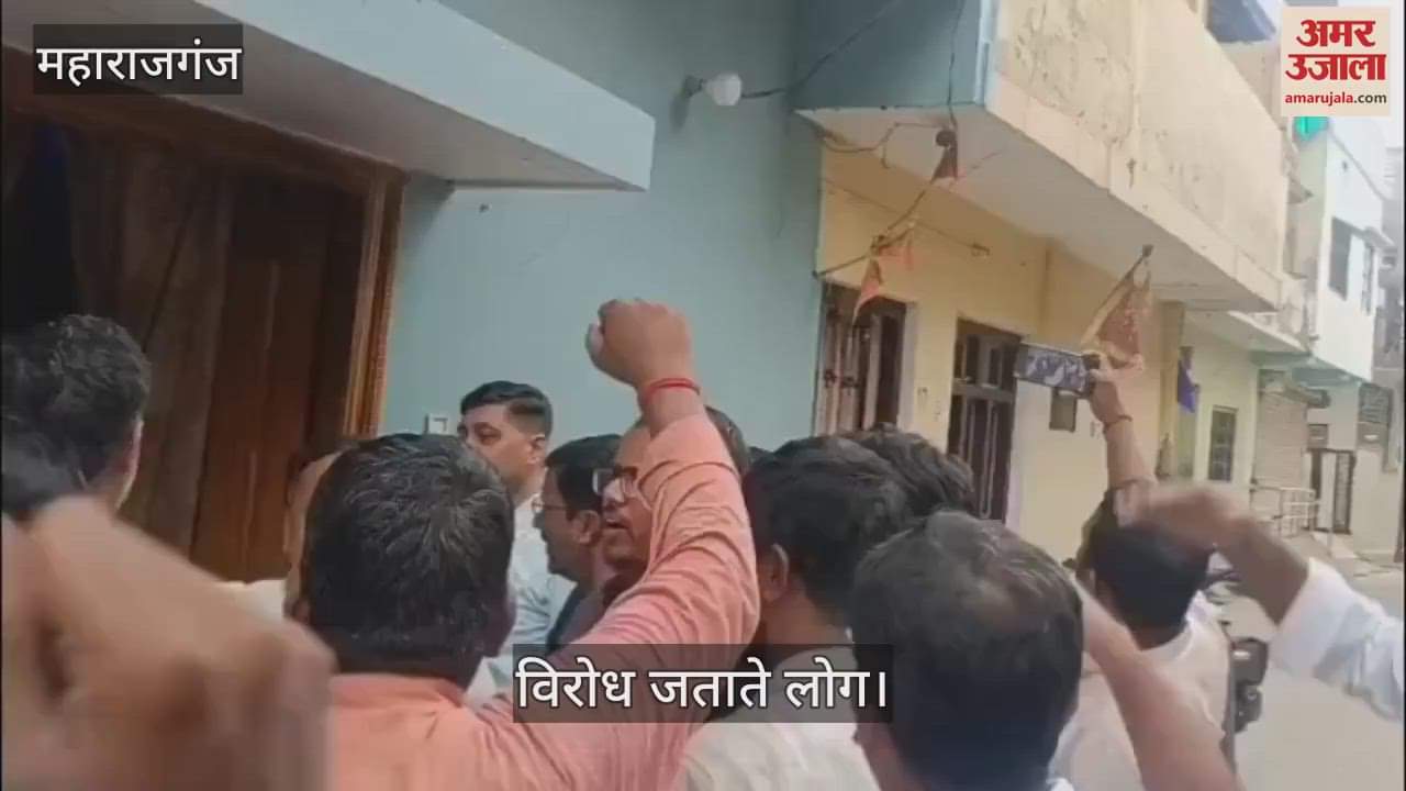 Teachers' union protested the decision to reduce the number of students to 50