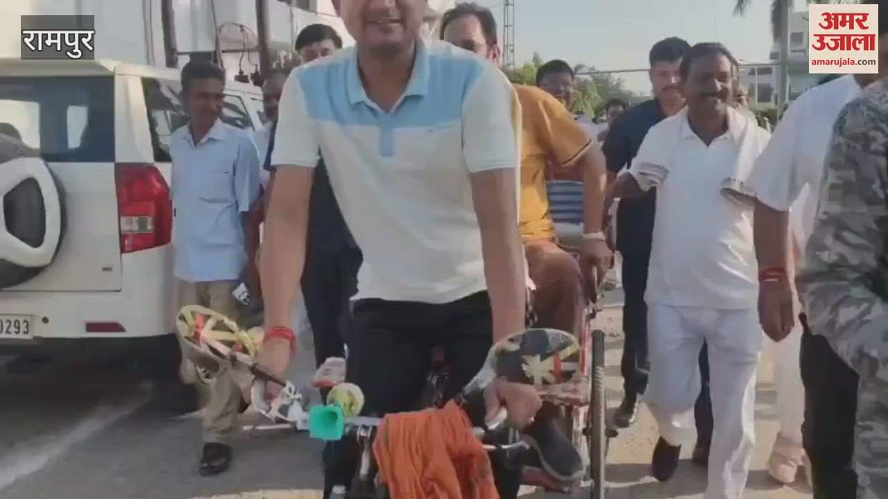 Rampur, BJP district president drove a rickshaw, former minister Naqvi came as a passenger to do yoga