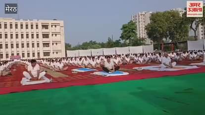 Meerut: Officers and policemen did yoga in the police line on International Yoga Day