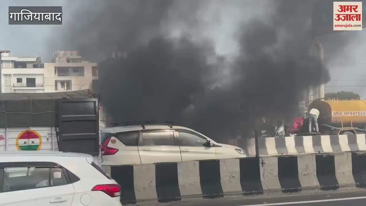 A moving car suddenly caught fire on the road