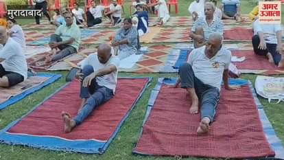 People practiced yoga in the Divya Yoga Park of Mansarovar Paradise