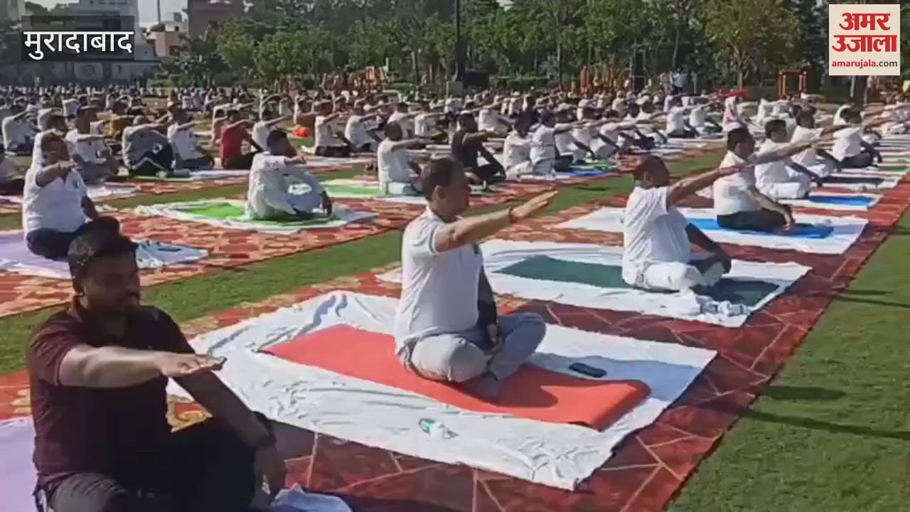 Public representatives and officials performed yoga in the presence of the minister in charge and nodal officer at Yogamay Pitalnagari, Company Bagh