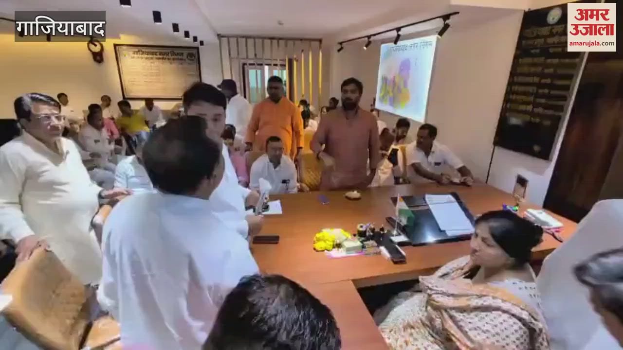 Councillors giving memorandum to Mayor Sunita Dayal