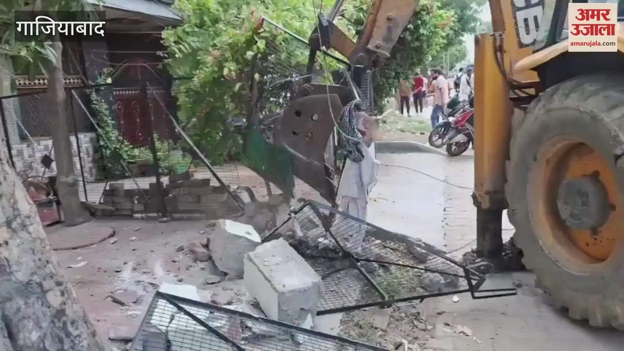 Municipal Corporation team demolishing illegal construction in Patel Nagar