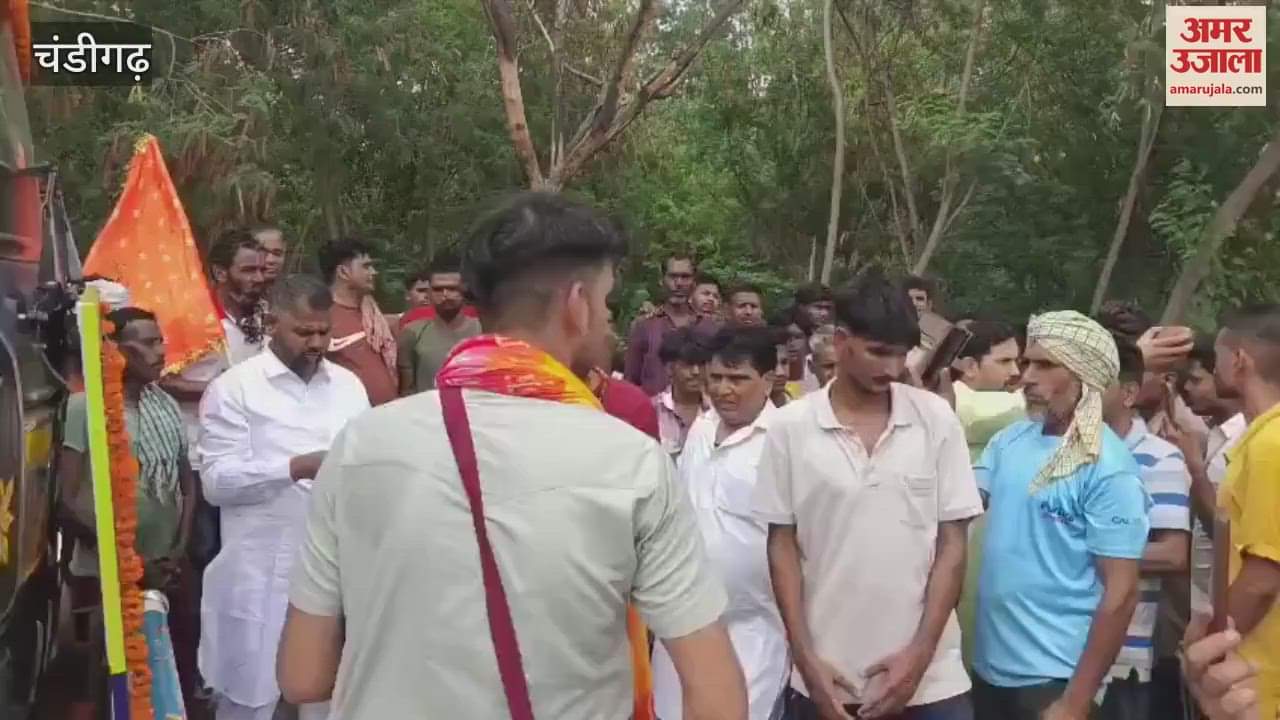 Six trucks loaded with goods left from Chandigarh for Amarnath Yatra