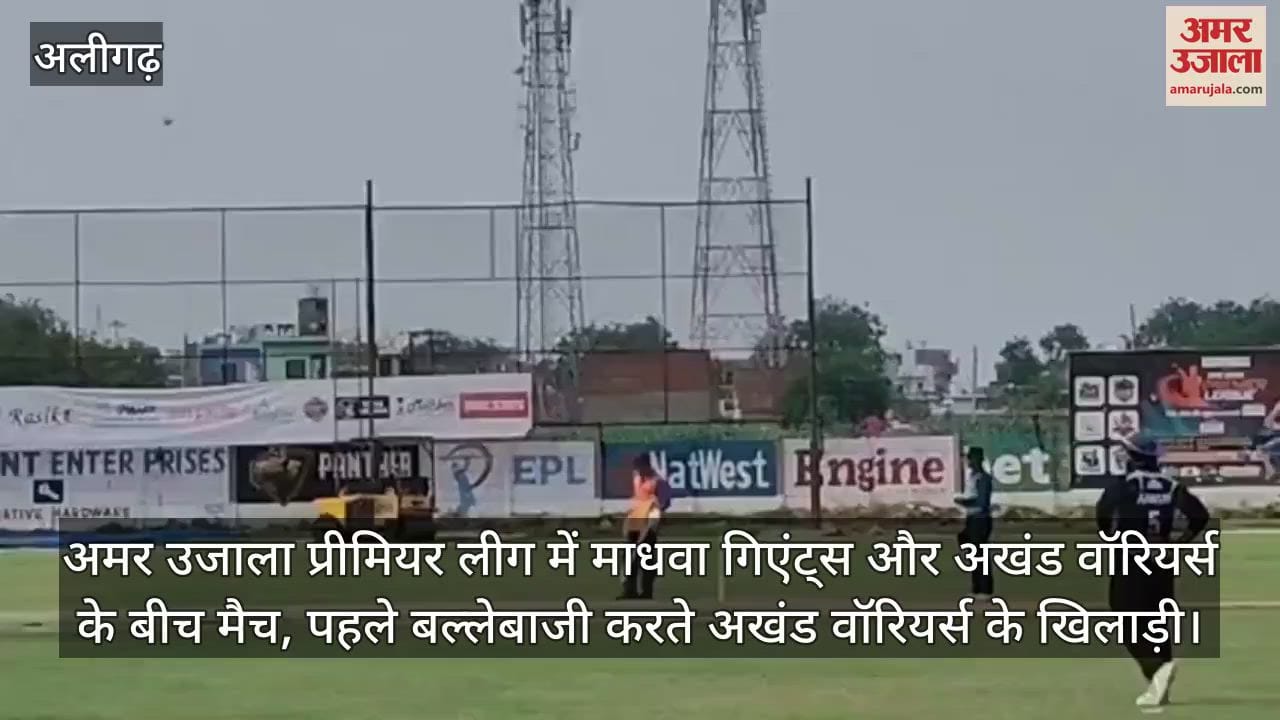 अमर उजाला प्रीमियर लीग में माधवा गिएंट्स और अखंड वॉरियर्स के बीच मैच, पहले बल्लेबाजी करते अखंड वॉरियर्स के खिलाड़ी