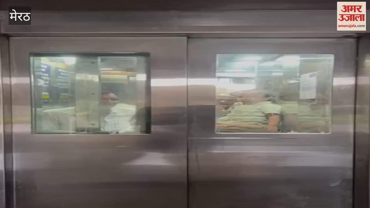 Meerut: Lift of Hari Apartment closed with a jerk, child and two elderly people trapped