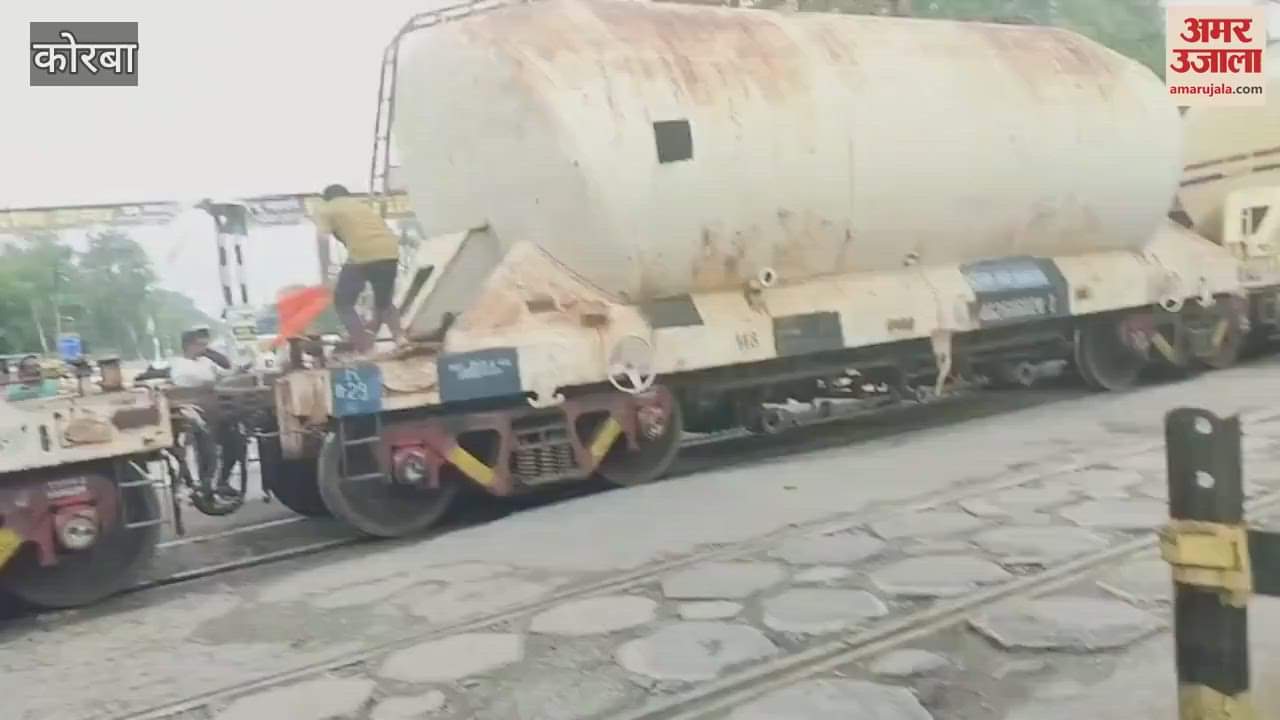 goods train got stuck at railway crossing in Korba and causing a three-hour jam