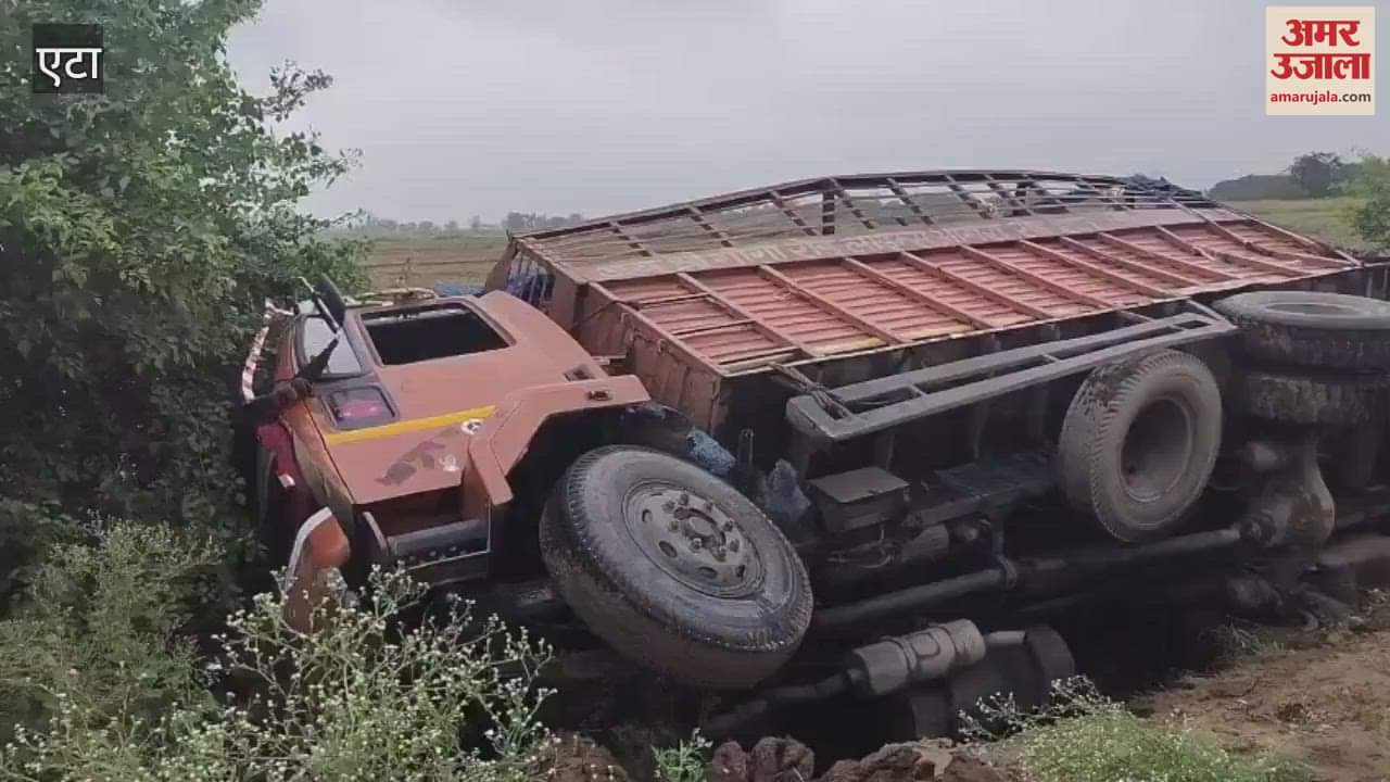 Container full of wood overturned in Sakeet of Etah, major accident averted