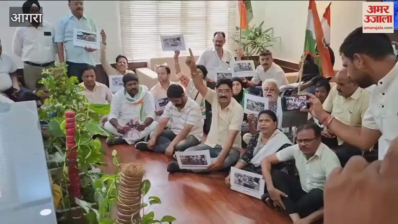 Congress workers sit on dharna in Agra Municipal Corporation tell the pain of the city