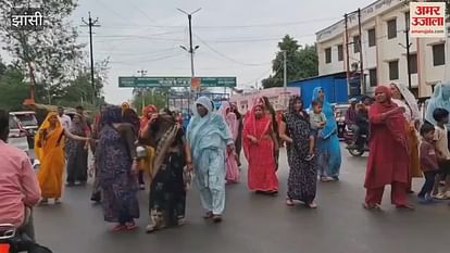 There has been no water supply in Baruasagar for the last 15 days, women blocked the highway with pots There has been no water supply in Baruasagar for the last 15 days, women blocked the highway with pots