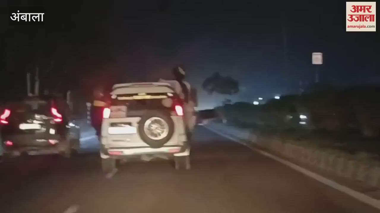 Nihangs hanging on moving car Punjab number in Ambala