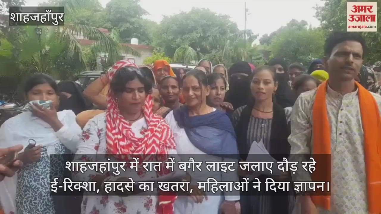 E-rickshaws running in the night without lights in Shahjahanpur