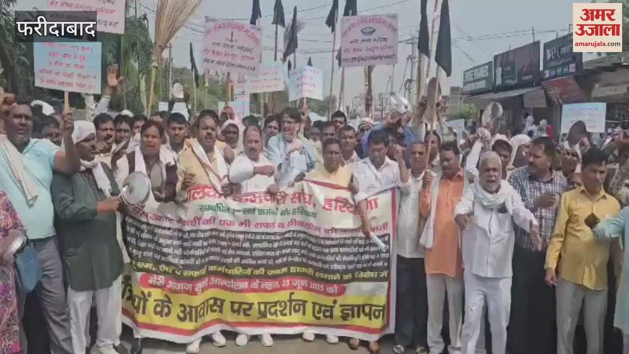 Broom demonstration by corporation employees in Faridabad