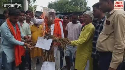 People burnt the effigy of NHAI in Shahjahanpur