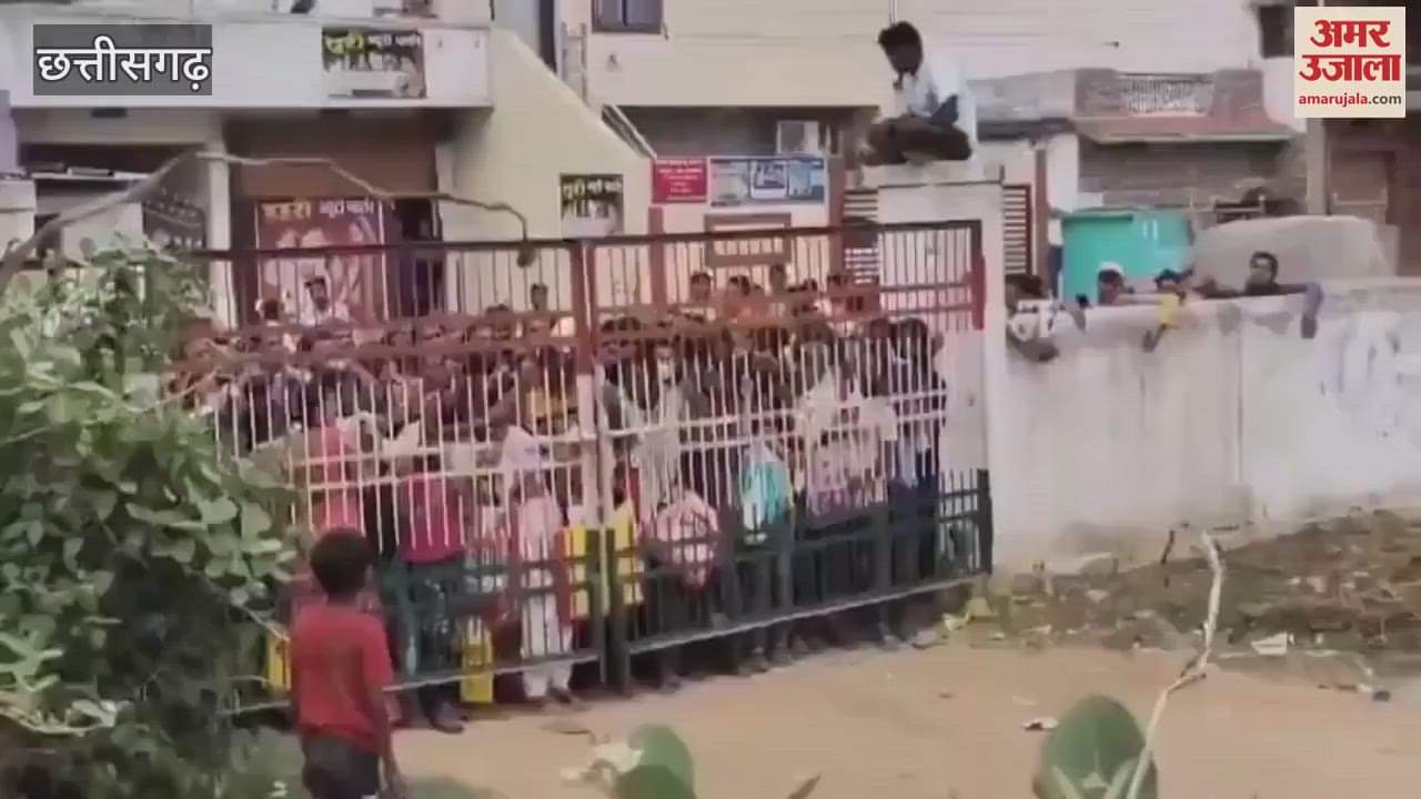 टूटा सब्र का 'पहाड़': तीन महीने का राशन एक साथ लेने मची अफरा तफरी, गेट तोड़कर घुसी भीड़, वीडियो देखकर रह जाएंगे हैरान