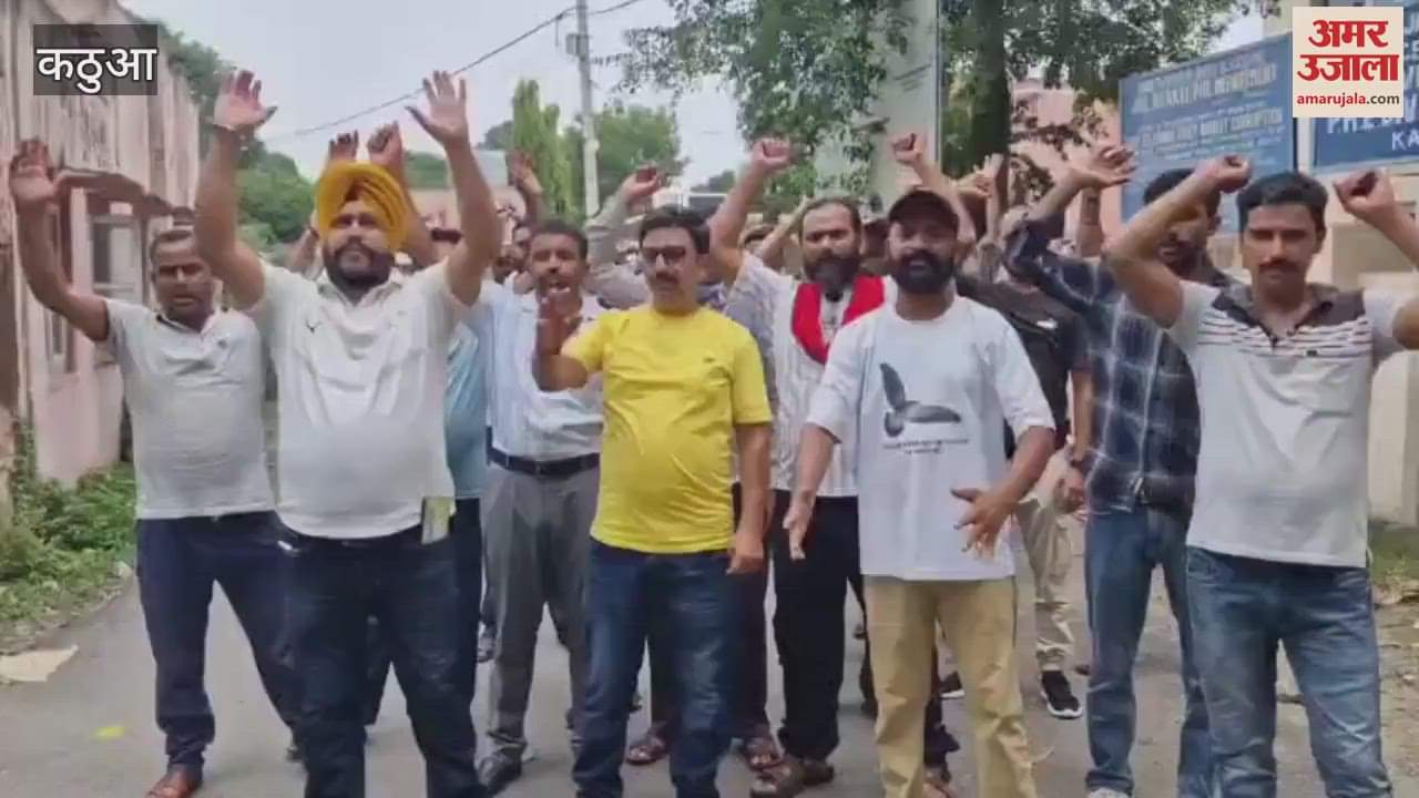 Demonstration by daily wagers of Water Power Department in Kathua, demand for regularization and salary raised
