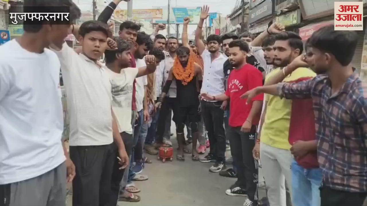 Muzaffarnagar: Kanwariya brought Ganga water from Haridwar by lying down, was welcomed in Muzaffarnagar