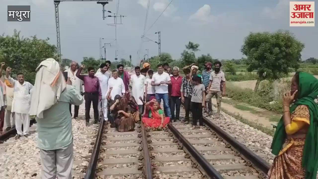 Farmers sit on dharna demanding compensation