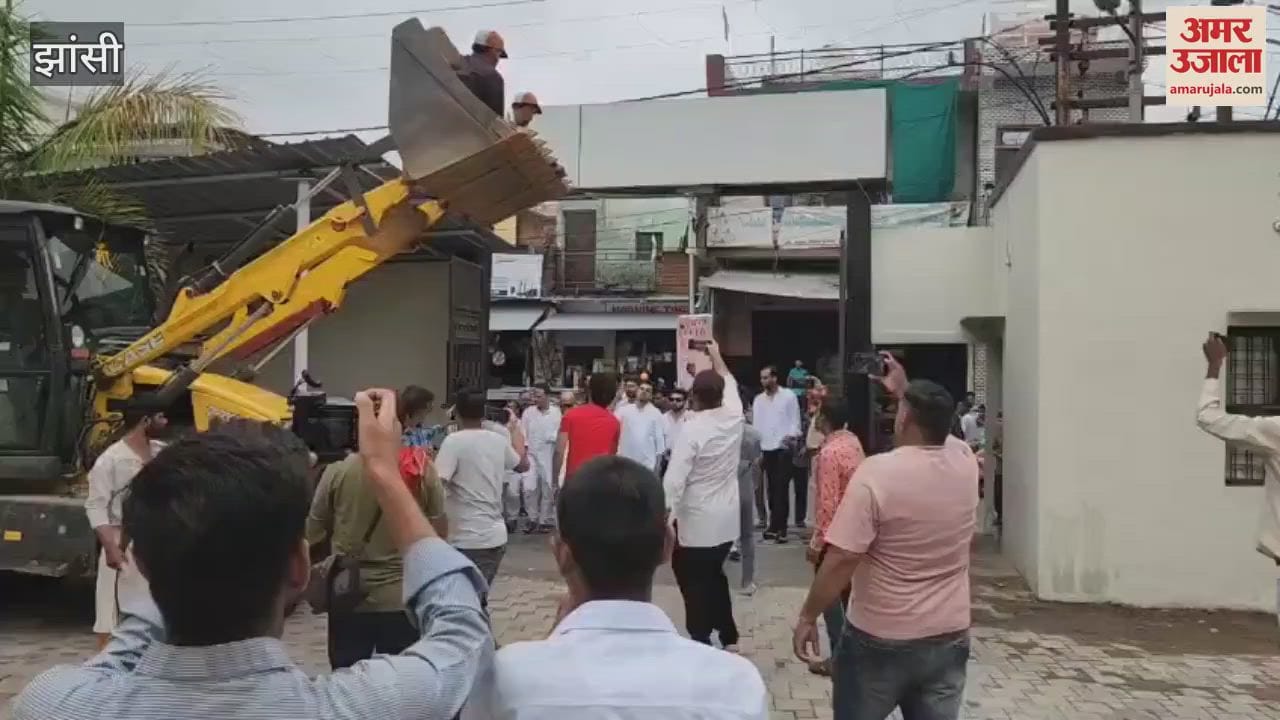 Congress state president Ajay Rai was welcomed by showering flowers from a bulldozer in Jhansi