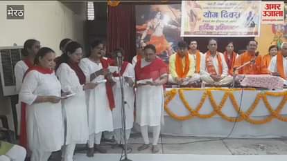 Meerut: Women presented bhajan