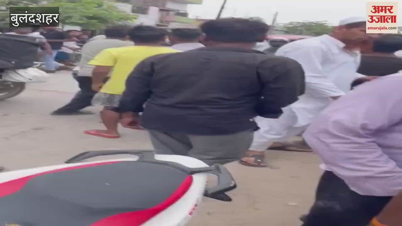 Fight between two parties on road in Khurja Bulandshahar