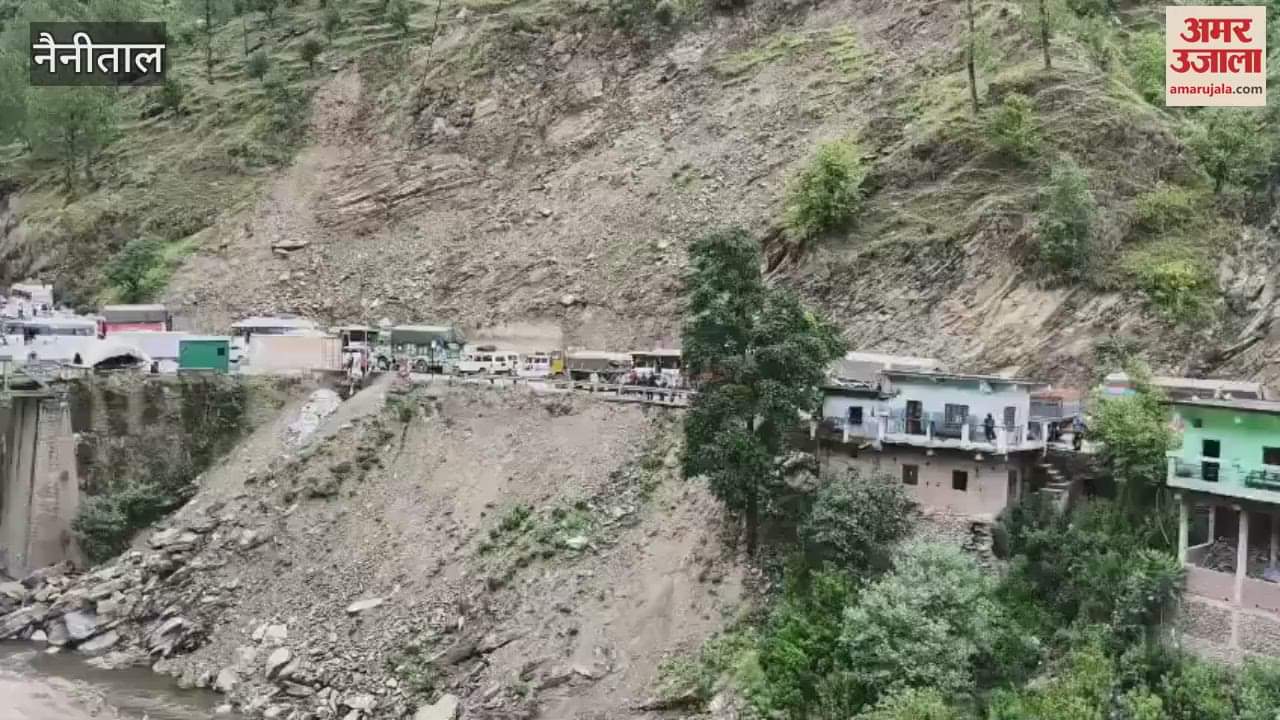 The debris of Quarab stopped the movement of vehicles on the highway for five hours