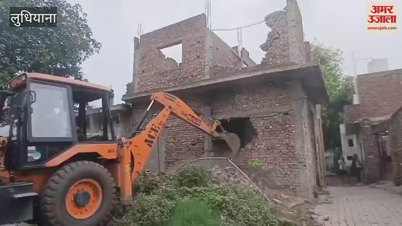 Houses of drug peddlers were demolished in Ghodha Colony, Ludhiana
