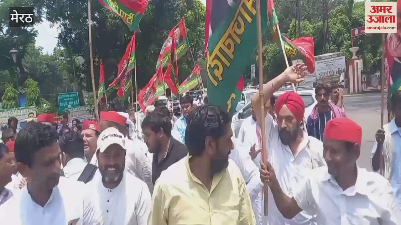 SP workers protested at the Commissionerate in Meerut and submitted a memorandum at the Collectorate