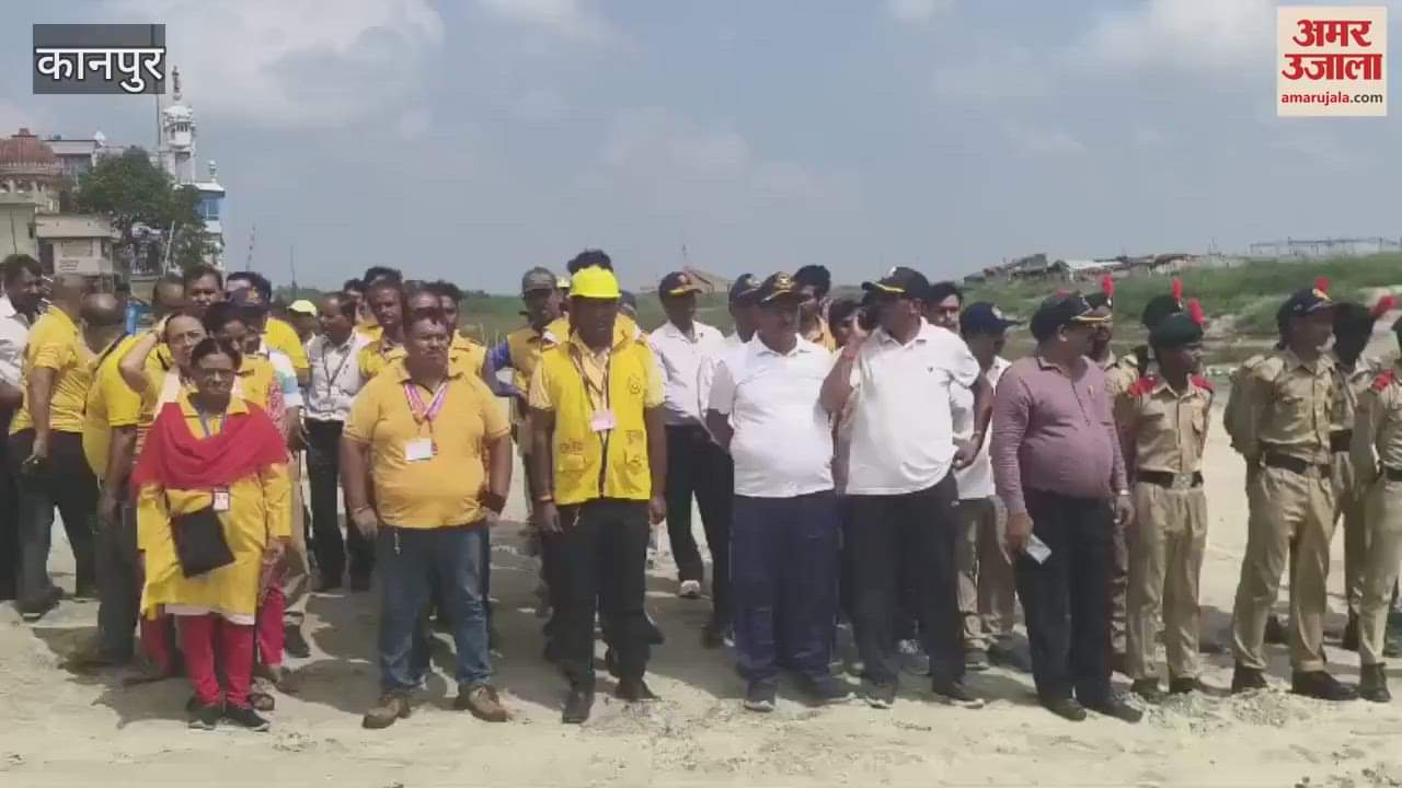Flood preparedness was practised, mock drill was conducted on the banks of three Ganga ghats