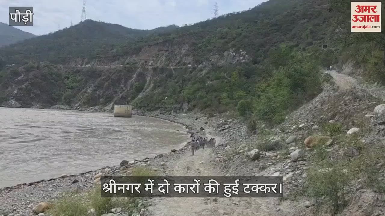 Two cars collided in Srinagar, the third car trying to rescue fell into the ditch