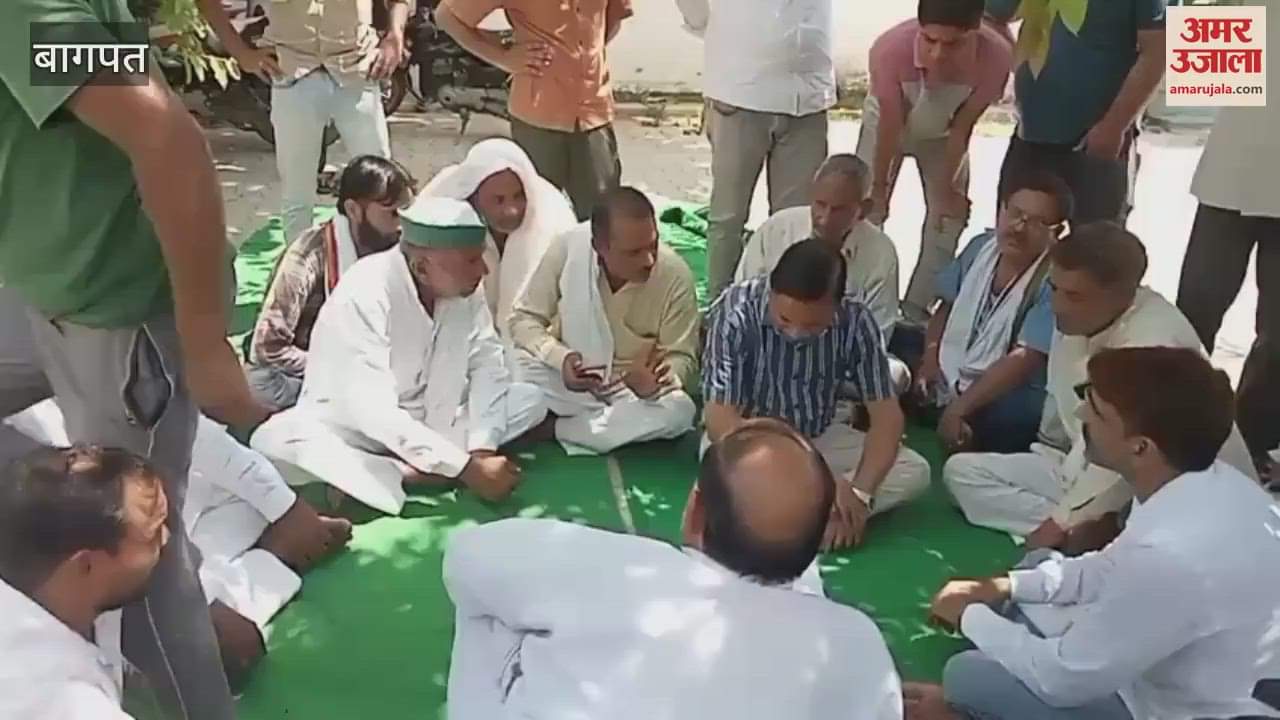 Baghpat: Bhakiyu Tikait staged a sit-in protest against the installation of smart meters in Agrawal Mandi Tatiri