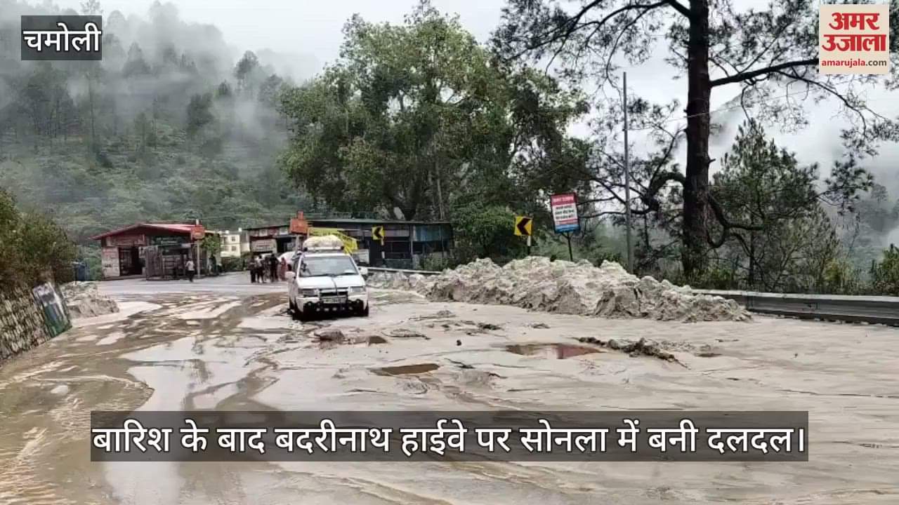 After rain swamp was formed in Sonla on the Badrinath Highway, and the vehicle of the passengers got stuck