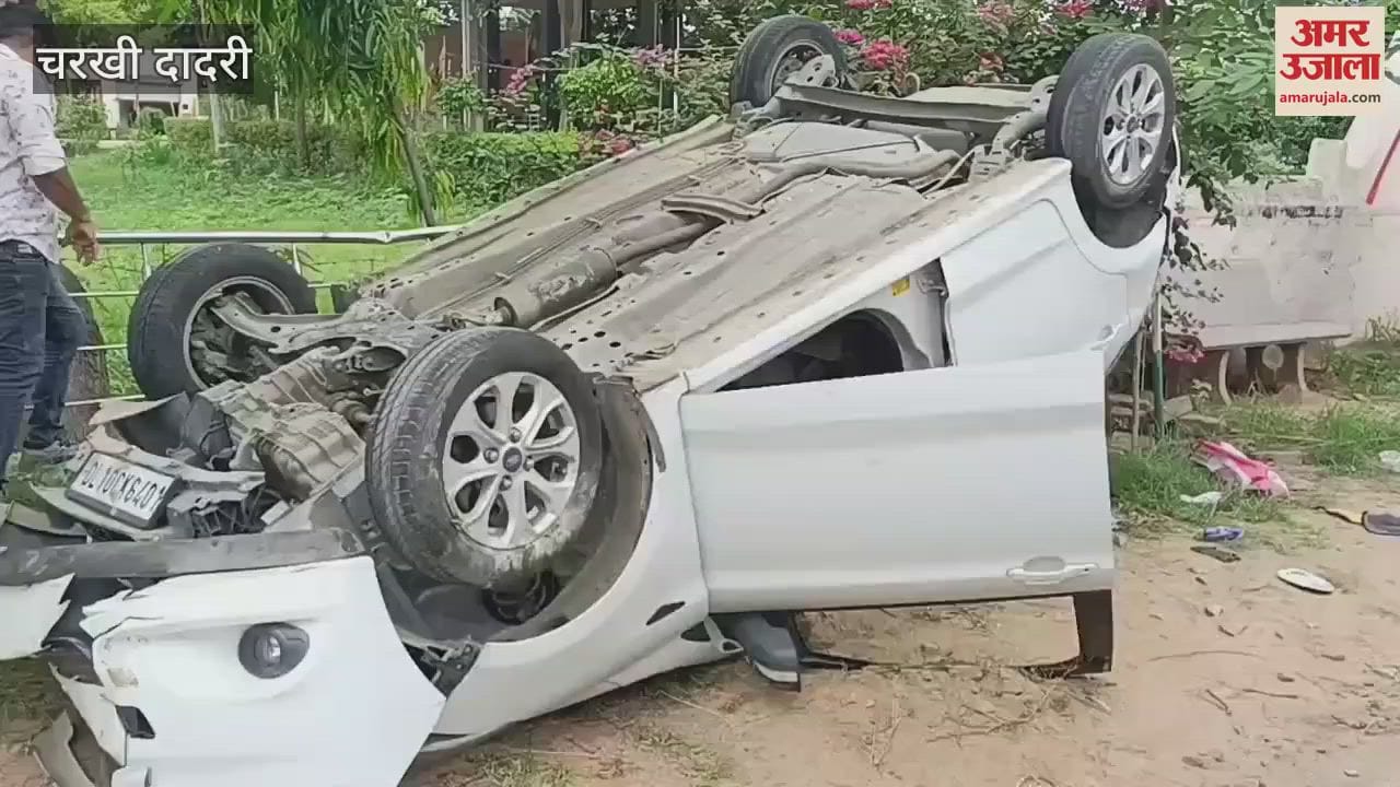 high speed car created a ruckus in Badesara village of Charkhi-Dadri, collided with the wall of the temple, a major accident was averted
