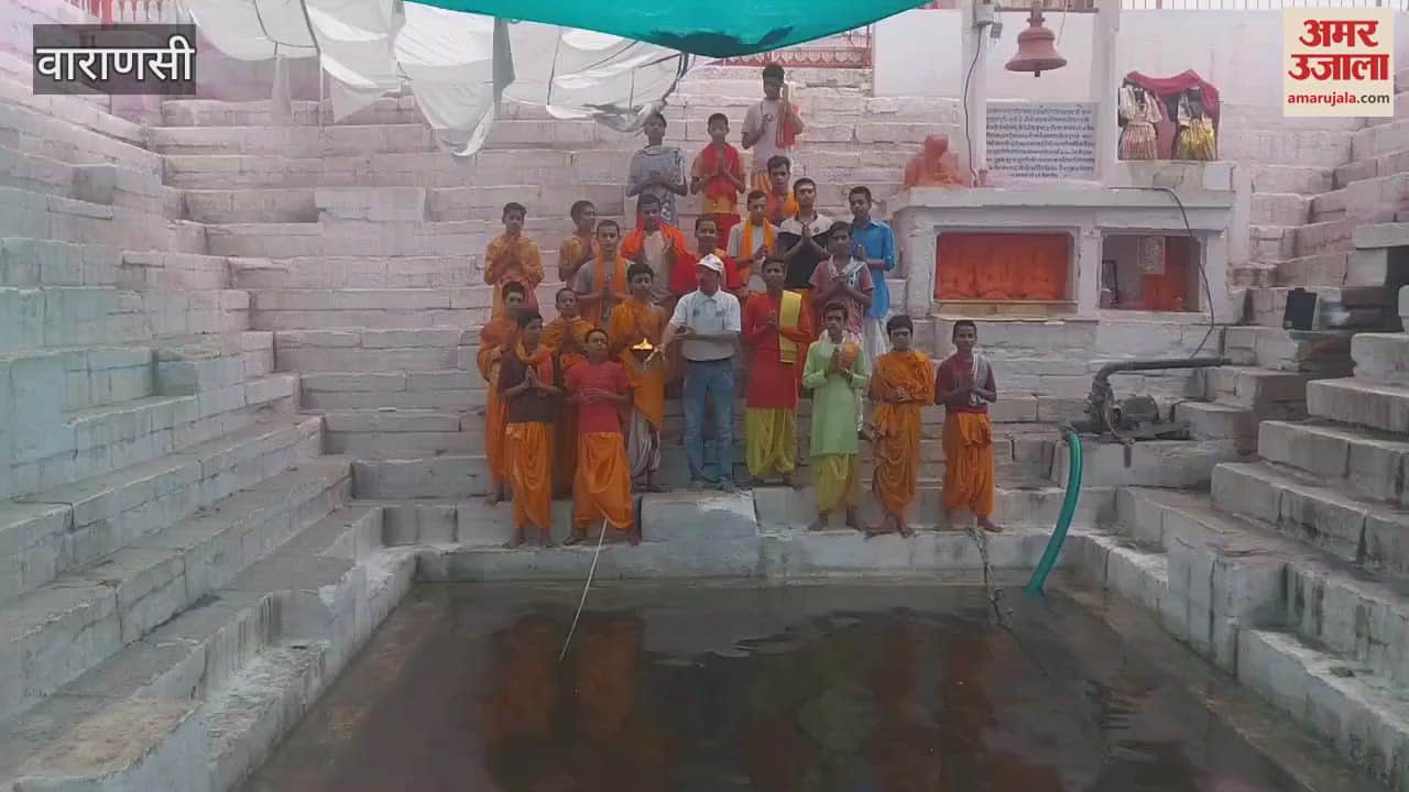 Cleanliness drive was carried out on ghats of Kashi monks cleaned Ganga