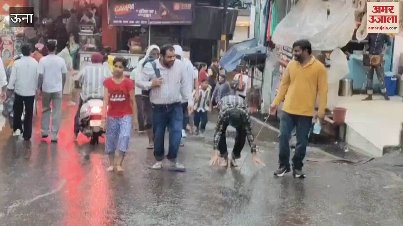 Una Faith outweighs rain a devotee of Mata Rani from Punjab reached the temple of Maa Chintapurni after prostrating