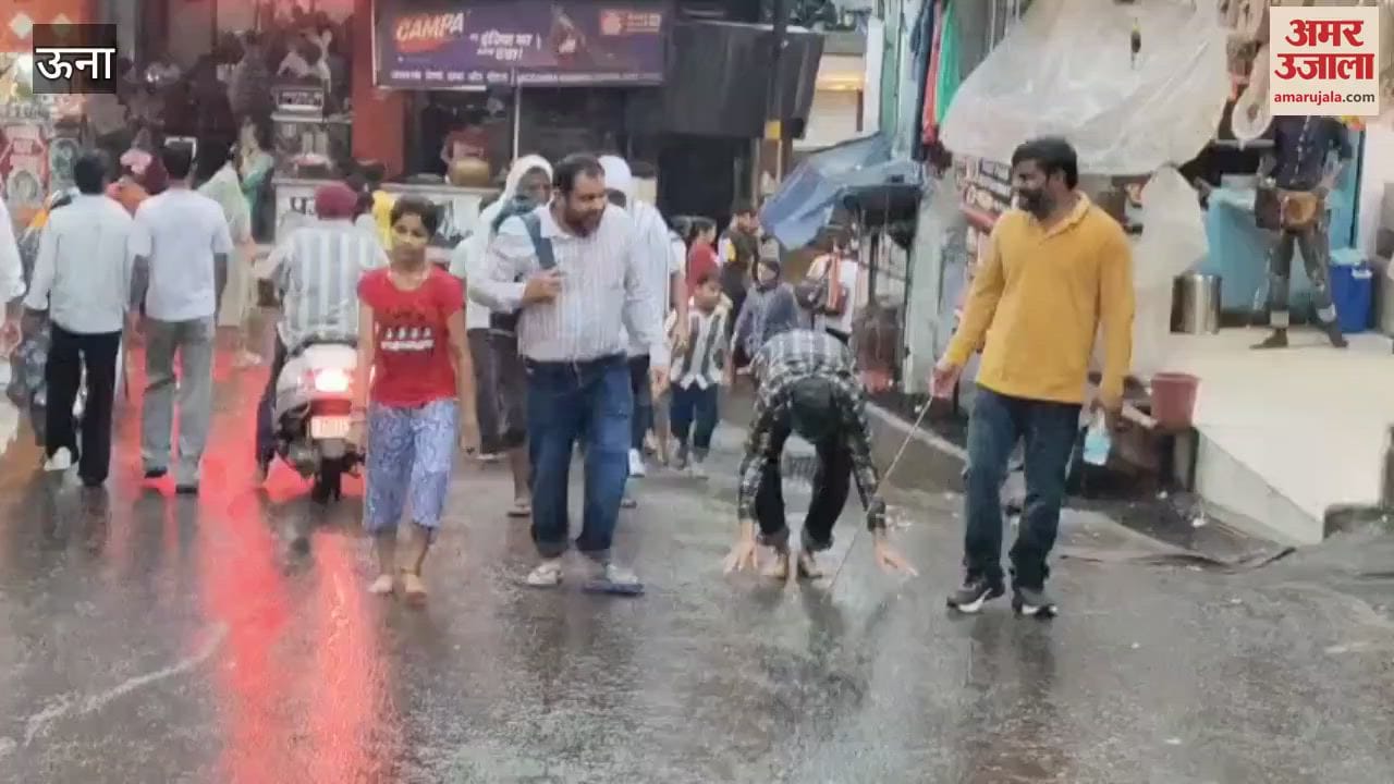 Una Faith outweighs rain a devotee of Mata Rani from Punjab reached the temple of Maa Chintapurni after prostrating
