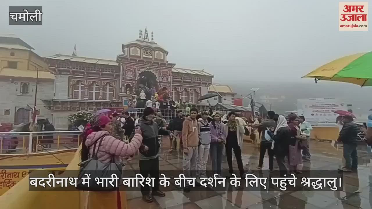 Devotees reached Badrinath for darshan amidst heavy rain