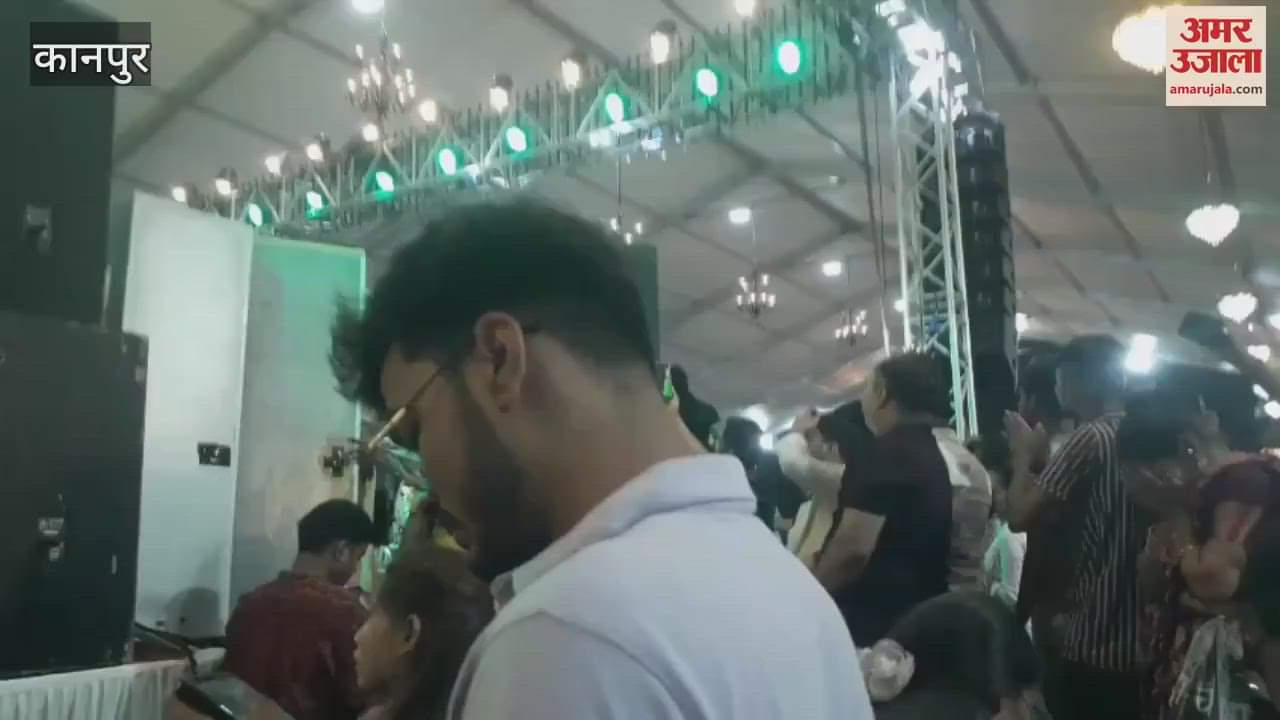 Devotees were seen dancing engrossed in the hymns of Khatu Shyam