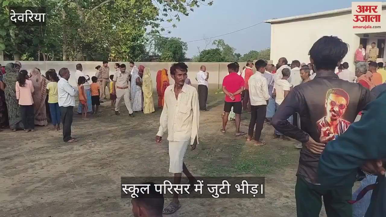 The manager sleeping in the verandah of the school was murdered by slitting his throat, crowd gathered