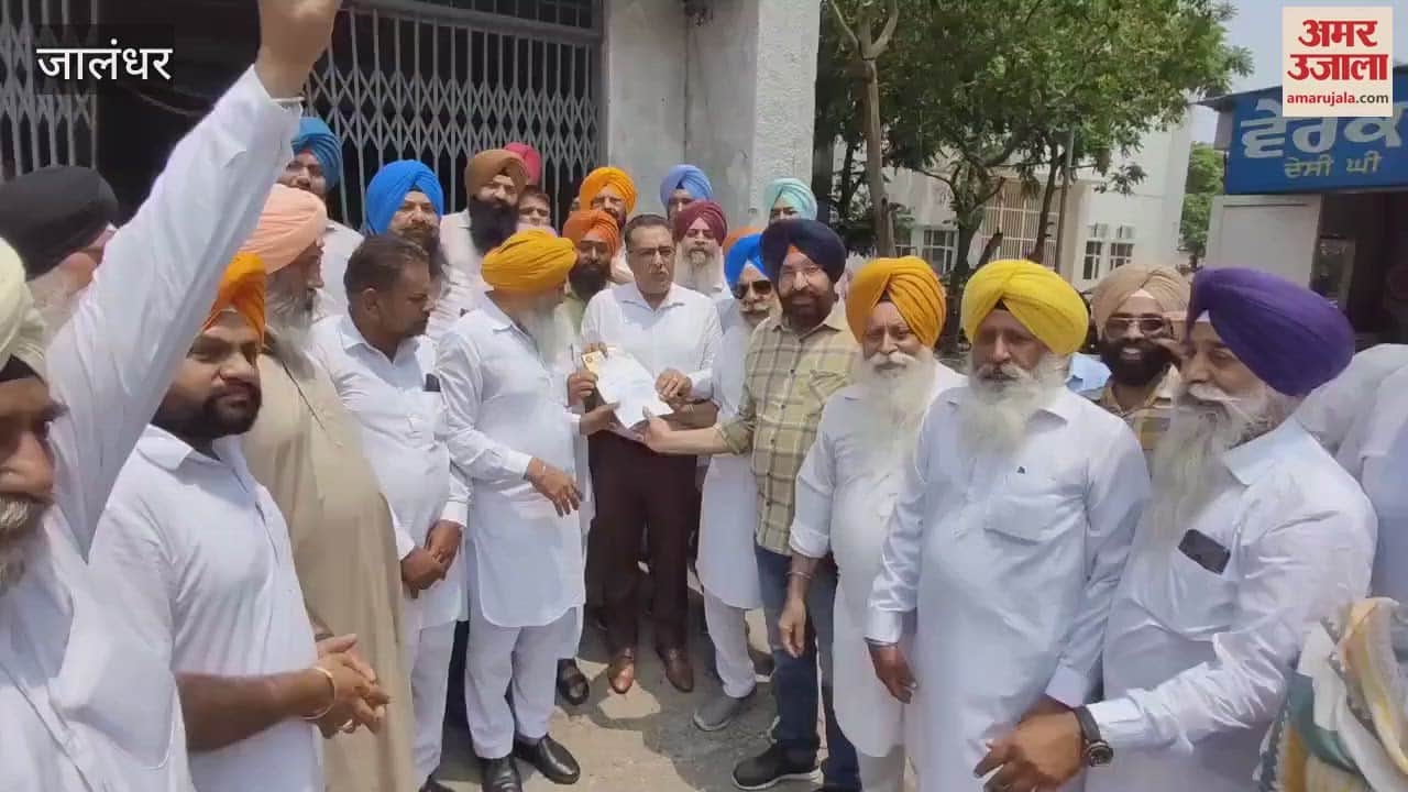 Akali leaders burnt the effigy of CM Mann in protest against the arrest of Bikram Majithia in Jalandhar