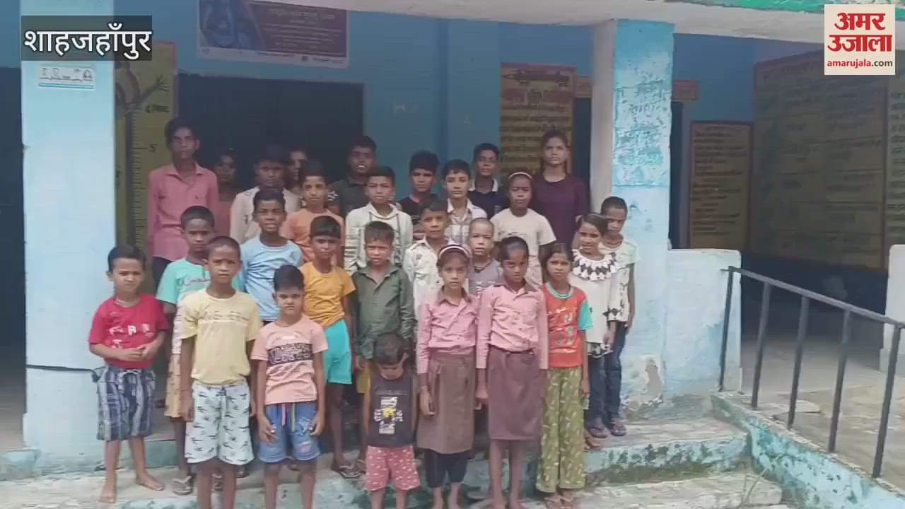 Students protested against the merger of schools in Shahjahanpur